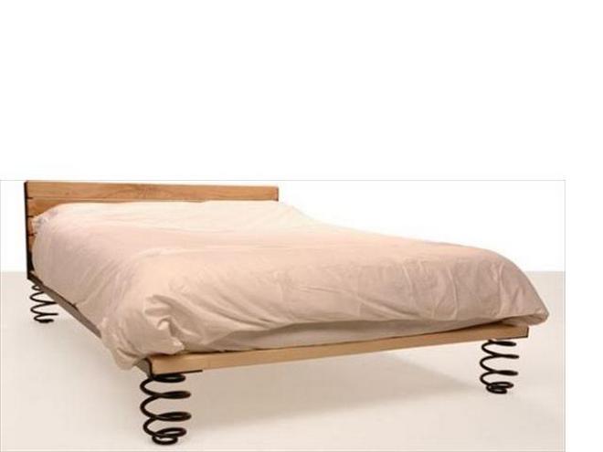Кровать на пружинах